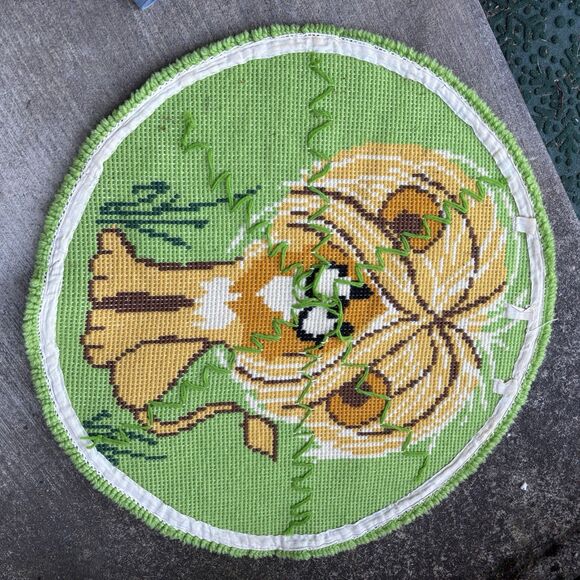 Vintage 60s 70s Bucilla Latch Hook Rug Canvas Daisy Lion 32” Round MOD Novelty - Picture 4 of 9